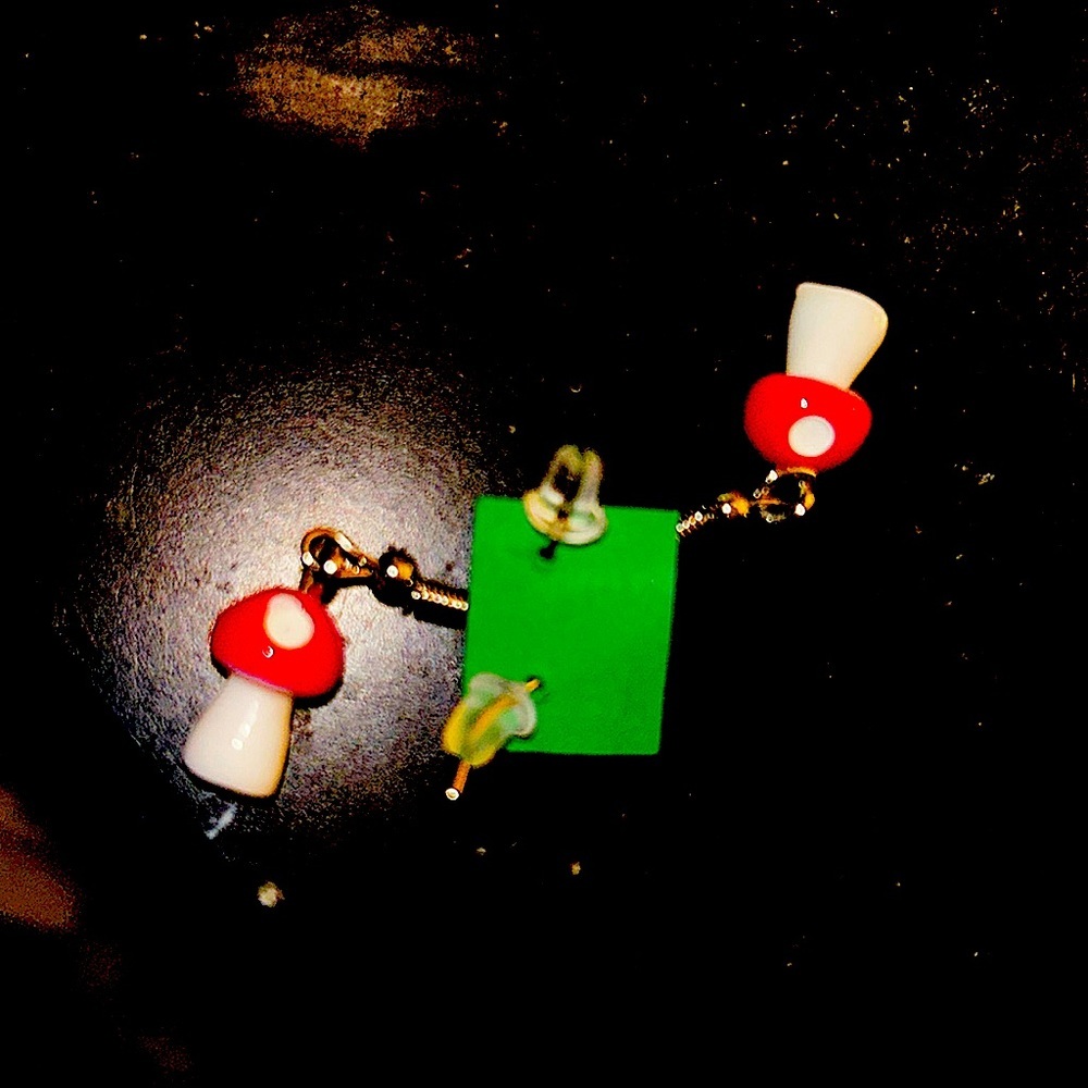 A pair of nwt red magic mushrooms earrings hypoallergenic rare handmade !! - Picture 1 of 4